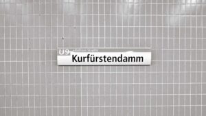 Schild der U-Bahnstation"Kurfürstendamm" wenige Minuten von Diabel Zahnmedizin Praxis entfernt